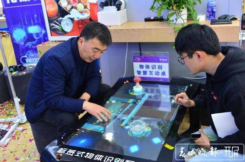 除了vr/ar等高科技互动体验活动,现场还设置了创意昆明衍生文创产品